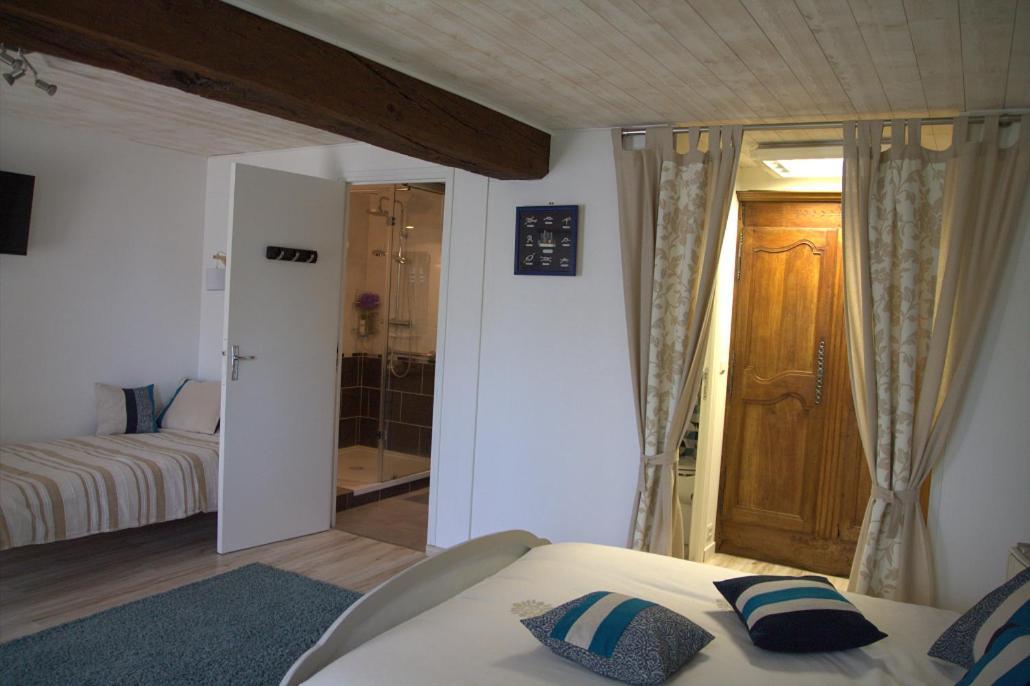 Chambre D Hote La Roussiere Saint-Ouen-Des-Toits Luaran gambar